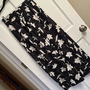 Black & white print silky type pants pull on size M-NWT